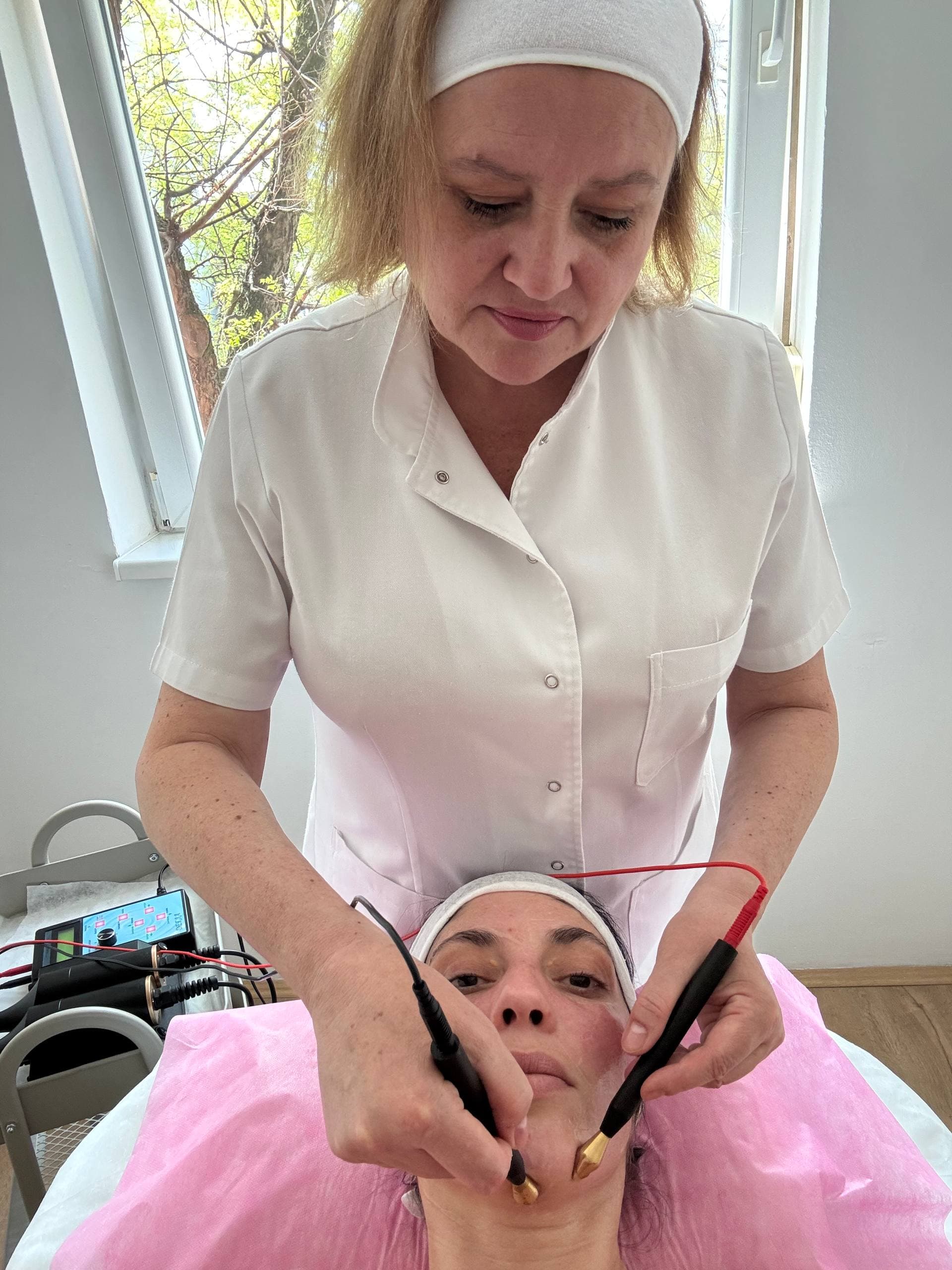 Mikrostrujni tretman lica u PureGlow studiju u Novom Sadu